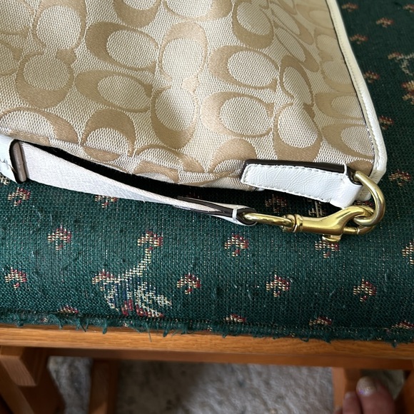 Coach canvas signature bag, bees, trimmed in white, leather cross bodwitj tag - Picture 7 of 10